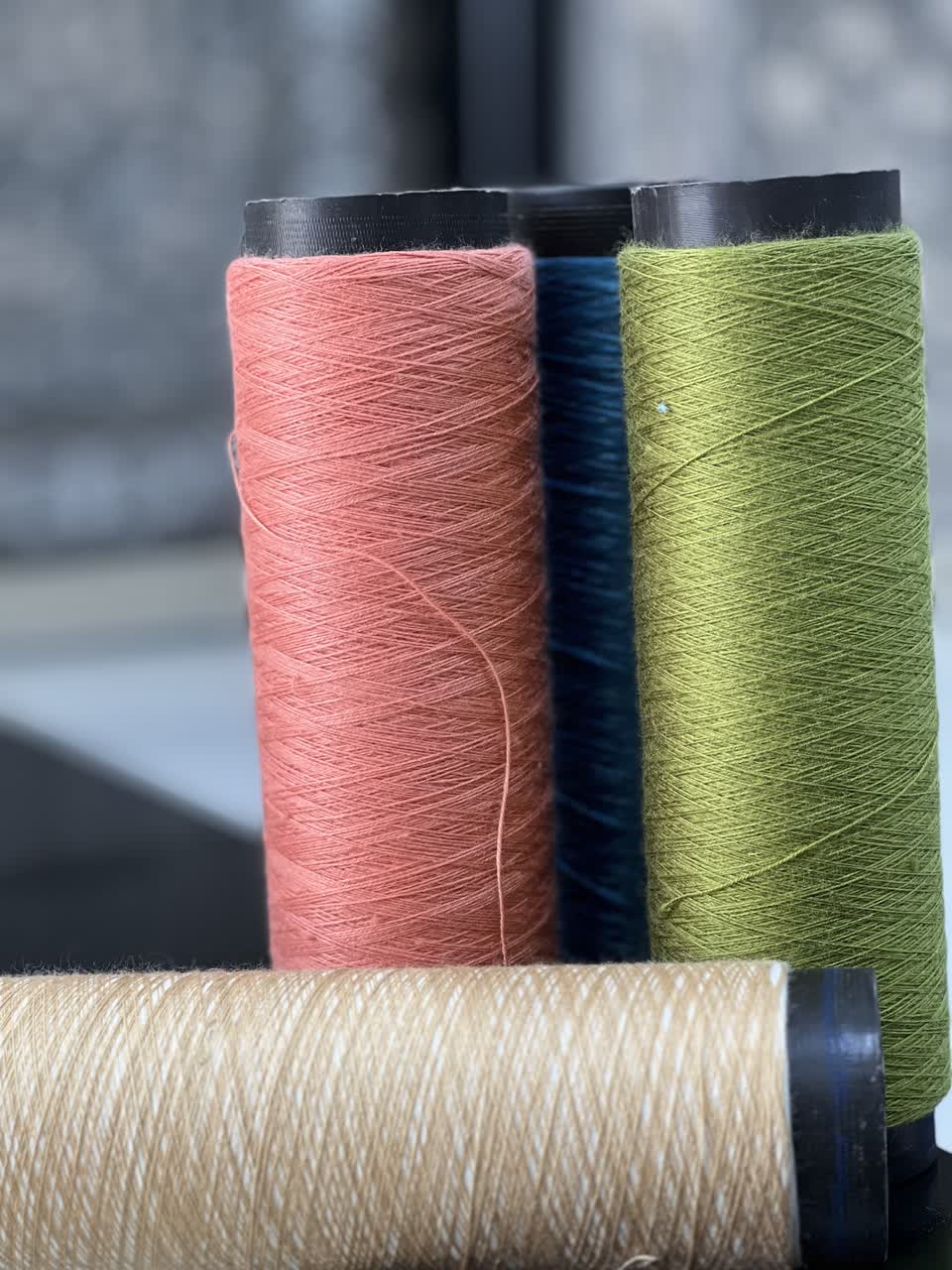 تفاوت نخ اکریلیک و پلی‌استر در فرش ماشینی؛ کدام بهتر است؟